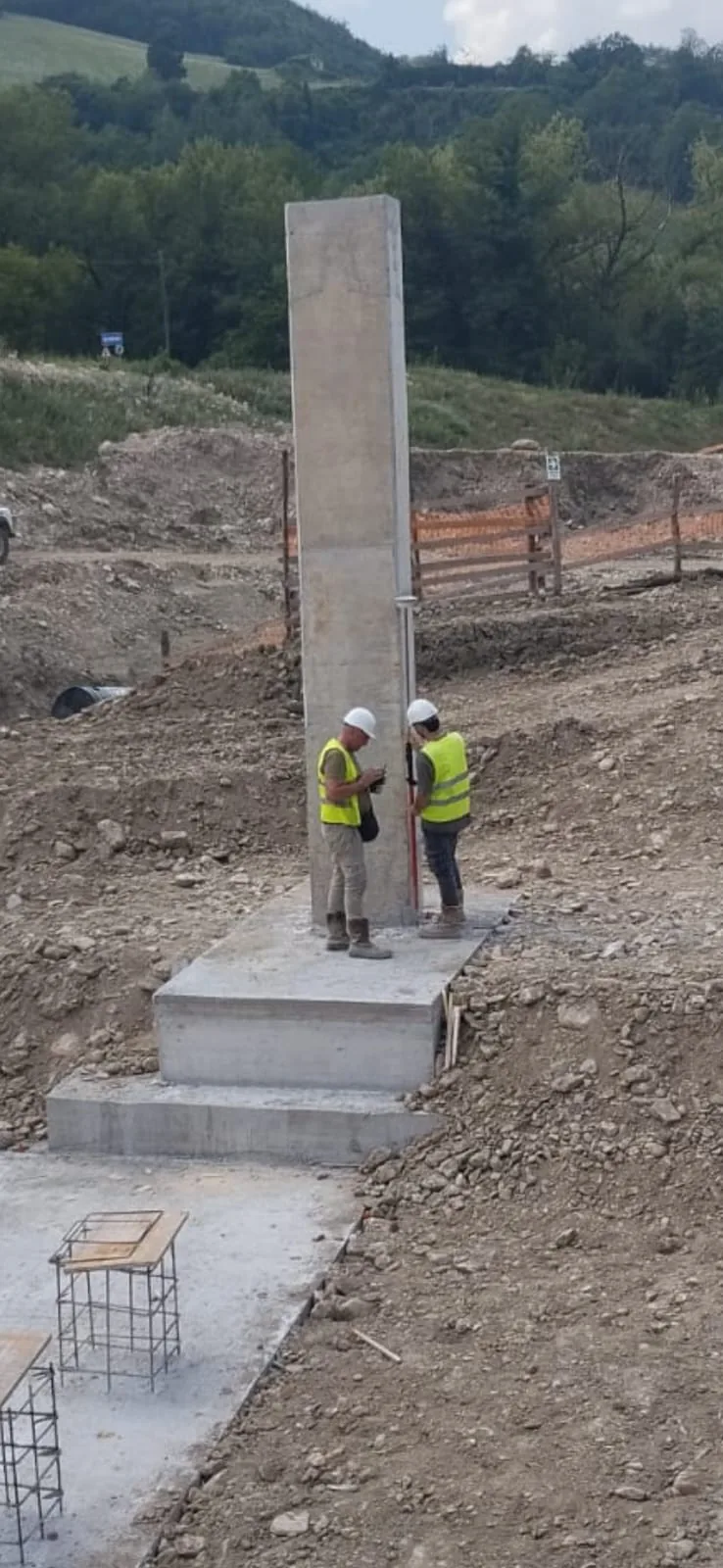 Tecnici impegnati in attività di assistenza topografica in cantiere