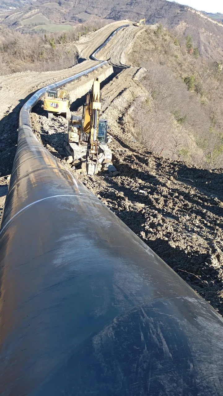 Posa di una condotta in un cantiere in area collinare